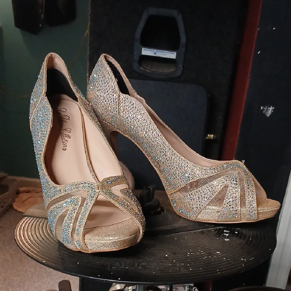 Gold Elegant Heels with Shimmer and Twisted Straps
